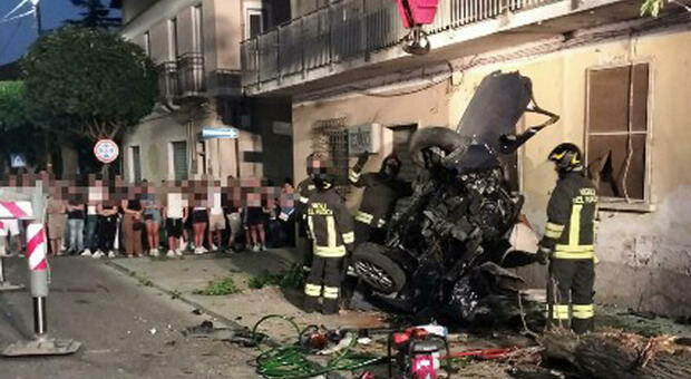 Si schianta con l'auto in pieno centro, Salvatore Lukanov muore a soli 18 anni: aveva il foglio rosa. Gravi i due amici che erano con lui
