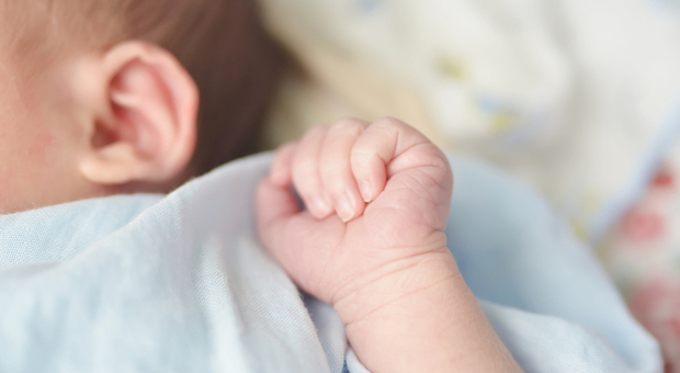 Nonna muore in casa con la nipote di 8 mesi, la piccola piange e attira l'attenzione dei vicini: salvata dopo ore. La 59enne era la babysitter