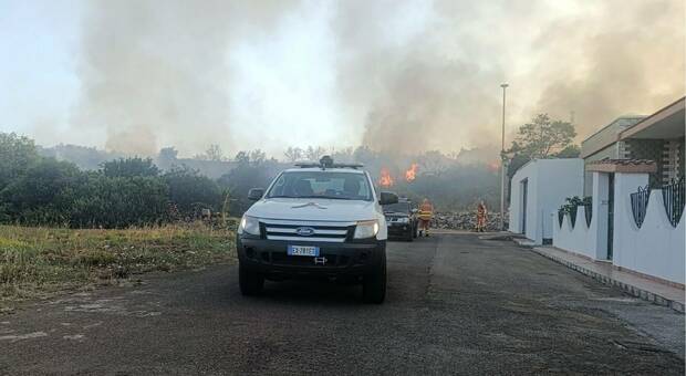 Salento, scoppia l'incendio: paura tra i residenti