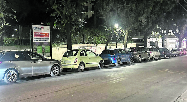 Lecce, via XXV Luglio di notte: si trasforma in parcheggio abusivo