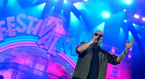 Esce dal concerto di Max Pezzali e rimane schiacciata tra due bus, donna di 57 anni è grave