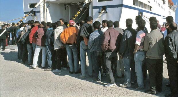 https://statics.cedscdn.it/photos/MED/2026/06/30/9623278_30110246_immigrati.jpg