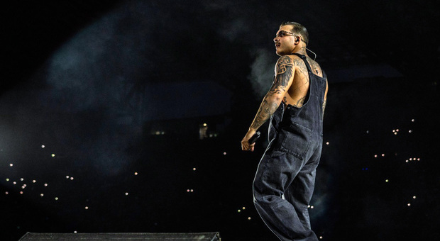 immagine Geolier, scaletta concerto a Firenze: il rapper alla Visarno Arena dopo le tre notti al Maradona. Orari, parcheggi e come arrivare