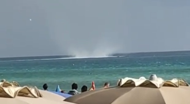 Tromba d'aria in mare, paura sulla spiaggia nel Salento