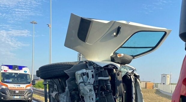 Gravissimo incidente, l'auto si ribalta: una persona estratta viva per miracolo
