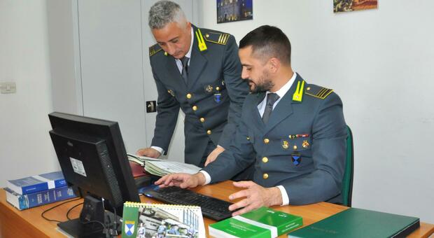 Rinnovo patente senza bisogno di sottoporsi alla visita: medico militare indagato per falso e truffa