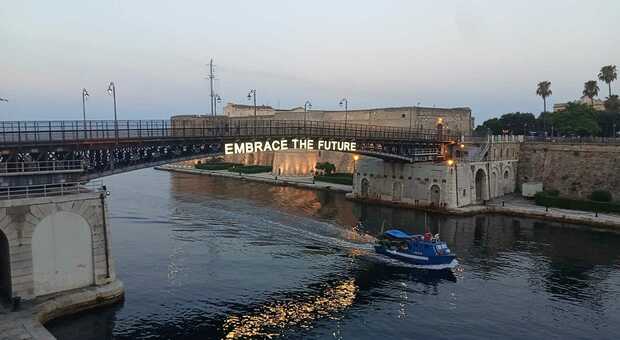 Giochi del Mediterraneo Taranto: installata la scritta sul ponte girevole