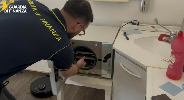 immagine Latina, scoperto studio dentistico abusivo in casa: denunciato un falso dentista