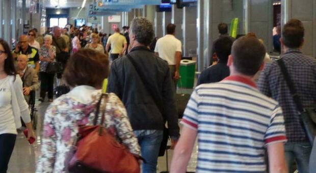 Brindisi, disagi all'aeroporto: volo Ryanair da (e per) Roma in ritardo di ore