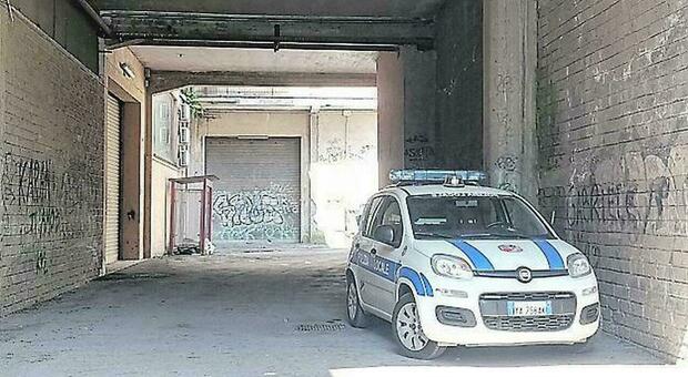 immagine Vince alla lotteria ma perde tutto, vive nel garage del Comune andato a fuoco un anno fa: nessun dipendente se ne era accorto