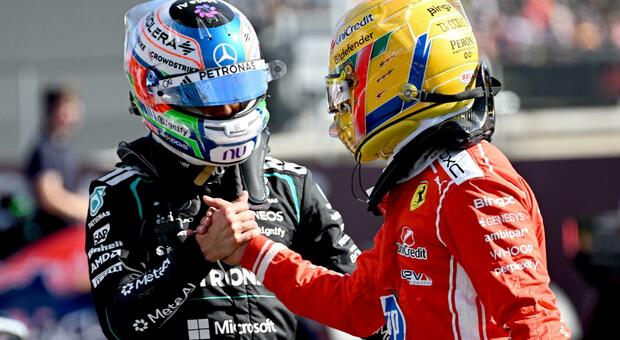 Kimi Antonelli si congratula con Lewis Hamilton per la pole al Gran Premio di Gran Bretagna
