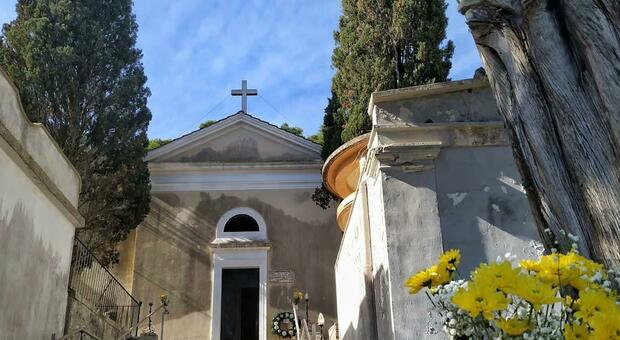 Salento, cade mentre sta sistemando una lapide: incidente sul lavoro nel cimitero