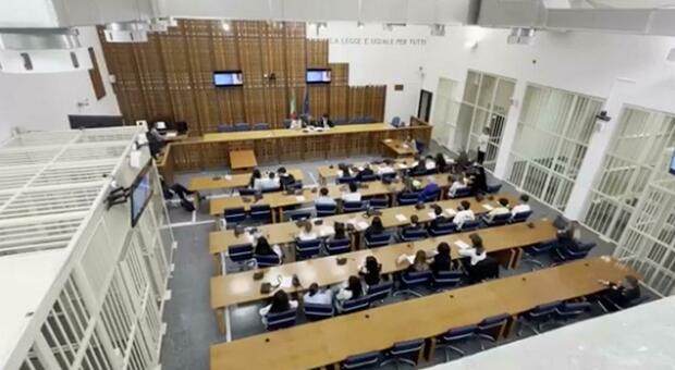 Palpeggiamenti, bidello a processo. La prof alle allieve: «Colpa vostra, abiti succinti e troppa confidenza»