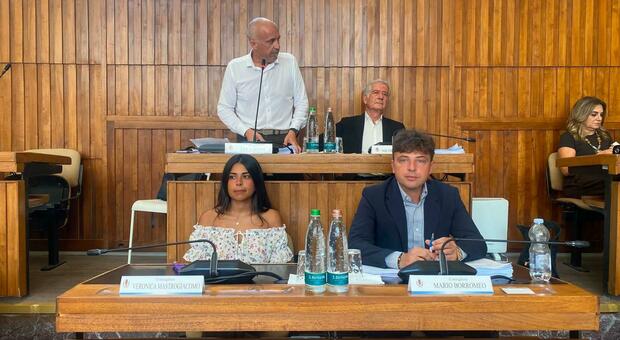Case prima agli italiani? Stop in Consiglio ma Lega e FdI votano con Futuro Nazionale e il sindaco ammette: «Spaccati»