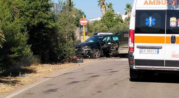 Salento, scontro auto-apecar: un morto