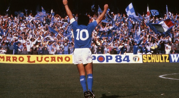Diego Armando Maradona durante un'esultanza con la maglia del Napoli: i cimeli dedicati ai grandi protagonisti del calcio saranno tra gli oggetti più ricercati nelle Live di eBay dedicate al collezionismo sportivo
