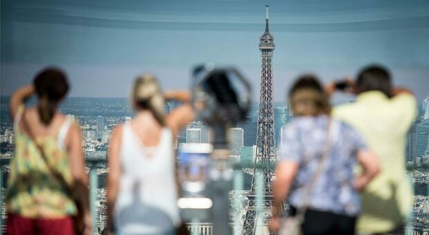 Record heatwave in Europe closes Eiffel Tower, dries Loire River