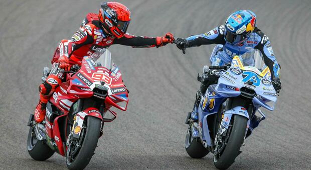 I fratelli Marquez si congratulano a vicenda dopo la gara Sprint del GP di Germania