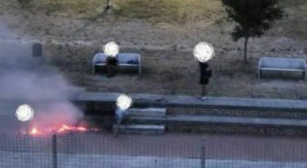 Ragazzini piromani al parco Kennedy. Bravata all’alba: fuoco agli aghi di pino Ragazzini piromani al parco Kennedy. Bravata all’alba: fuoco agli aghi di pino