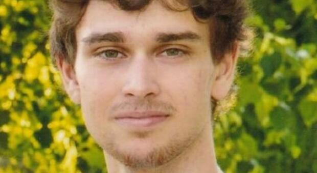 Monteprandone in lutto, Davide Evangelista muore a 20 anni: la Pallamano Hc in lutto. Combatteva da tempo contro la malattia Monteprandone in lutto, Davide Evangelista muore a 20 anni: la Pallamano Hc in lutto. Combatteva da tempo contro la malattia