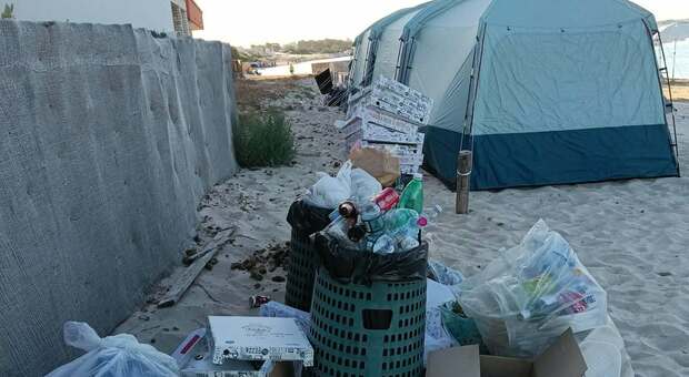 Torre Lapillo, tende abusive e rifiuti in spiaggia: la denuncia