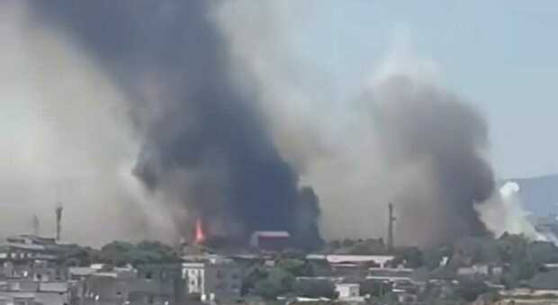 Vasto incendio sulla Statale Taranto-Massafra, paura per la vicinanza all'Eni