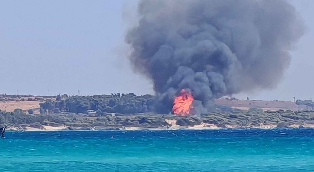 Gallipoli, incendio a due passi dal mare