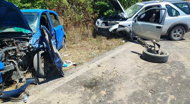 Violento schianto ad Aprilia, due feriti gravi