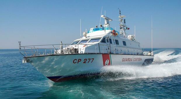 Paura a Torre Lapillo: 25enne si allontana con il sup, salvato