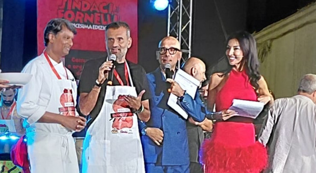 Sindaci ai fornelli, competizione di cucina tra primi cittadini: c'è anche Decaro (con il grembiule)