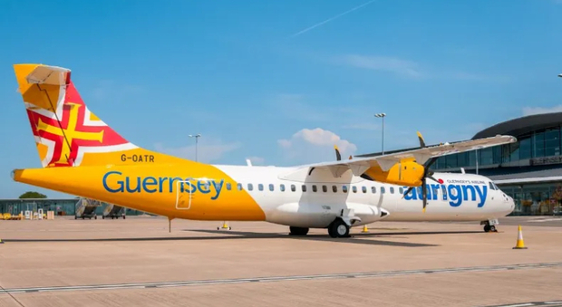 Volo cancellato dopo l'apertura accidentale dell'uscita di emergenza