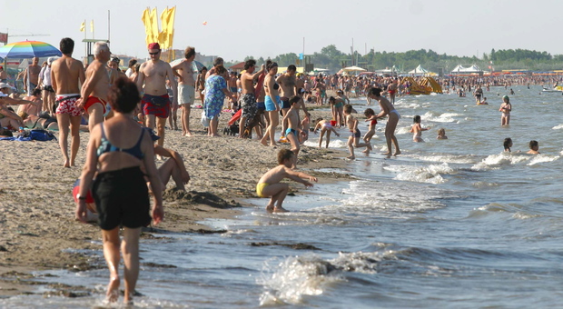 Malore in mare a Sottomarina, morta una turista di 83 anni: inutile l'immediato intervento dei bagnini