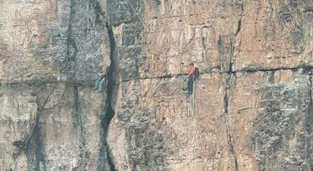 Alpinista salvata dalla compagna dopo caduta sulle Dolomiti