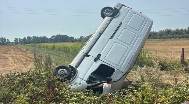 Furgone finisce fuori strada in via Carrara: trentenne trasportato in ospedale
