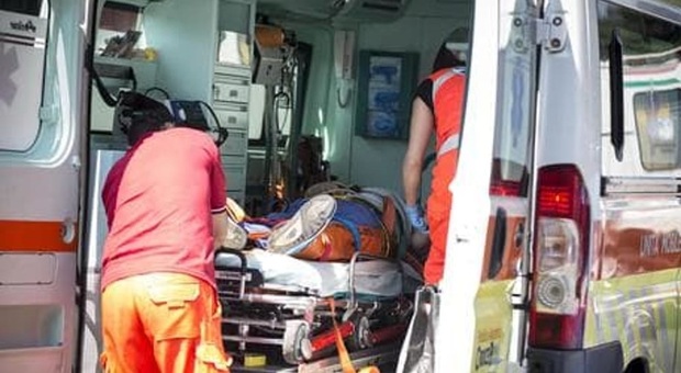 Folgorato da un cavo dell'alta tensione toccato per sbaglio, morto un uomo di 49 anni