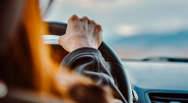 Aria condizionata in auto? Sì, ma non in sosta: ecco quando scatta la multa (di oltre 400 euro) secondo il codice della strada