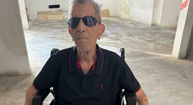 Dopo l'appello, donata la carrozzina al prof di 99 anni: attendeva da oltre un anno quella della Asl
