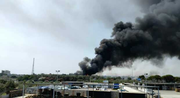 Incendio al campo rom di Japigia, fumo nero sul quartiere