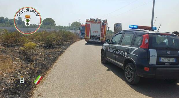 Lecce, brucia la costa: due incendi sul litorale