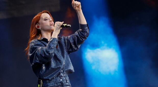 Noemi cade dal palco durante il concerto a San Salvo: trasportata in pronto soccorso con una ferita alla testa