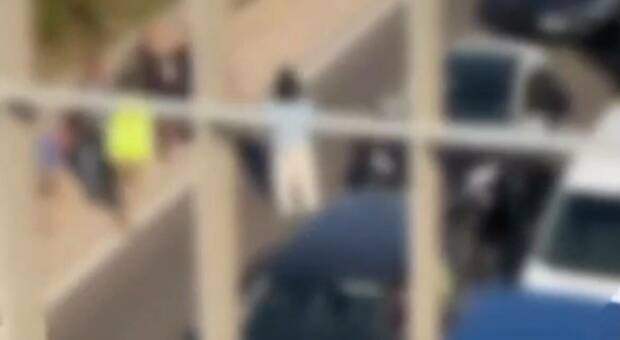 Aggredisce i carabinieri dopo un incidente stradale, poi si presenta in caserma
