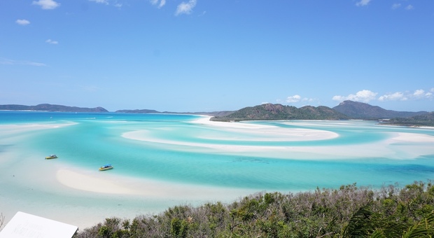 Dal blu profondo al rosa: i mari del mondo dalle mille sfumature Dal blu profondo al rosa: i mari del mondo dalle mille sfumature