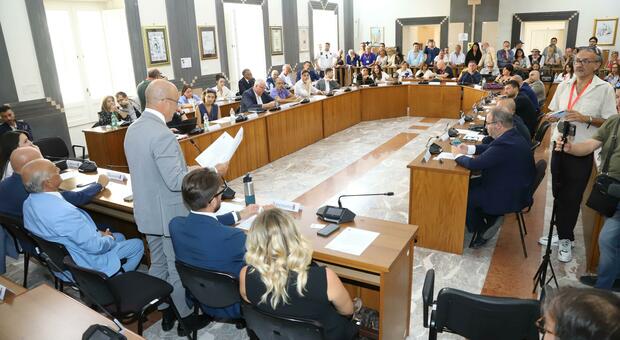 Lite tra consiglieri. Volano accuse di razzismo. La replica: non è vero