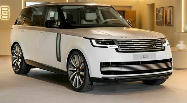 https://statics.cedscdn.it/photos/MED/2026/07/22/9666029_22114154_1_range_rover_bespoke_studio_porto_cervo_1_1_.jpg