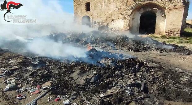 Tonnellate di gomme e plastica nei campi: allarme inquinamento, 37 indagati dall'Antimafia