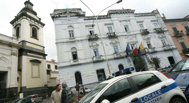 Castellammare. Poll workers, fans, and contracts: the accusations against Vicinanza