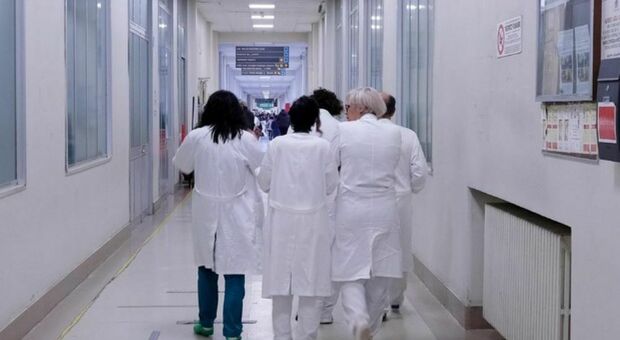 Cade a terra durante un tso, donna finisce in coma e muore 18 mesi dopo: risarcimento da 2 milioni ai familiari