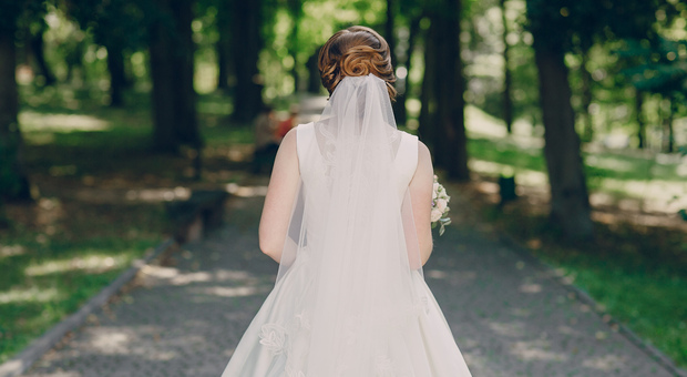 «Ci hanno scambiate nella culla, oggi sono damigella al matrimonio di mia sorella: all'altare i nostri quattro genitori»