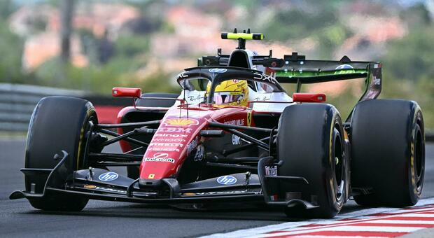 Lewis Hamilton con la sua Ferrari SF-26 impegnato sulla pista dell'Hungaroriong a Budapest