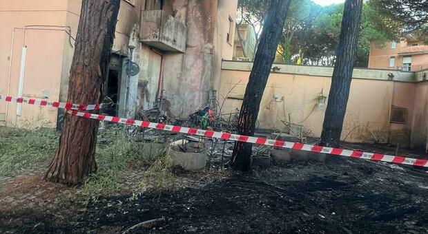 Incendio nelle vie dello struscio: l'incubo delle bombole di gas, le auto a fuoco e la fuga dal residence. La notte di paura dei turisti di Rosolina